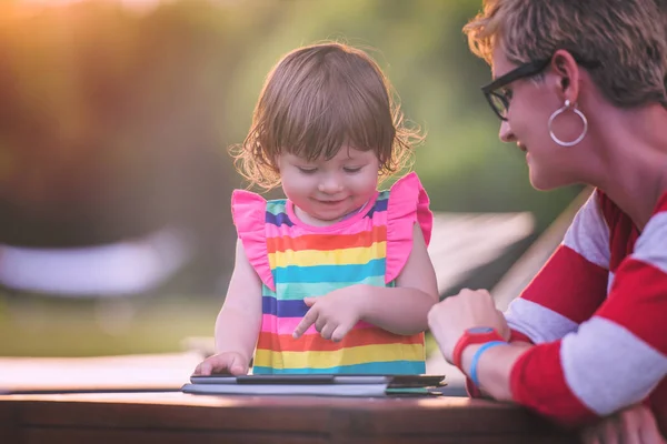 Mãe Feliz Sua Filhinha Desfrutando Tempo Livre Usando Computador Tablet — Fotografia de Stock