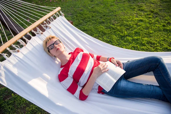 Mladá Žena Čte Knihu Relaxovat Houpací Síti Klidné Zahradě Během — Stock fotografie