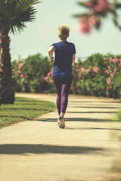 Jonge Sportieve Vrouwelijke Atleet Opleiding Voor Marathon Lopen Bij Mooie — Stockfoto