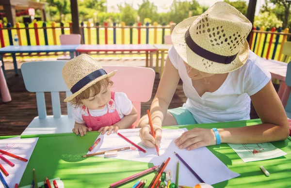 Giovane Madre Sua Piccola Figlia Trascorrono Allegramente Del Tempo Insieme — Foto Stock