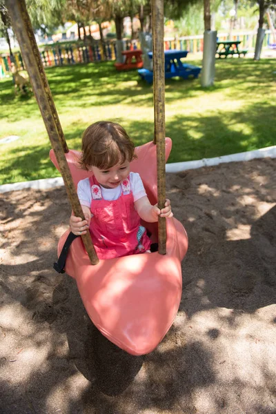 Vrolijk Lachende Schattig Klein Meisje Plezier Tijdens Het Swingen Een — Stockfoto