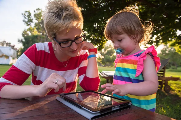 Felice Madre Sua Piccola Figlia Godendo Tempo Libero Utilizzando Computer — Foto Stock