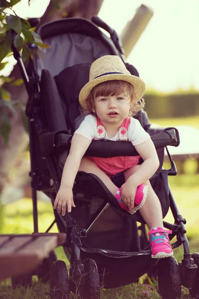 Kleines Und Sehr Schönes Mädchen Das Kinderwagen Sitzt Und Auf — Stockfoto