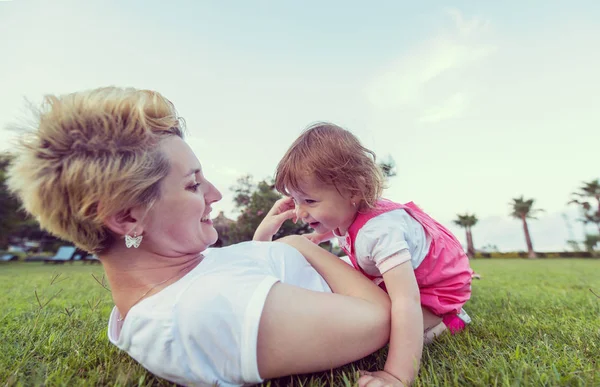 Joven Madre Linda Hijita Disfrutando Del Tiempo Libre Jugando Aire — Foto de Stock