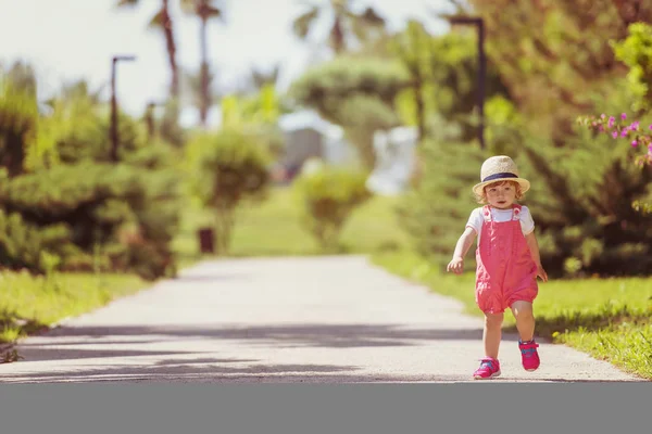 Bambina che corre nel parco estivo — Foto Stock