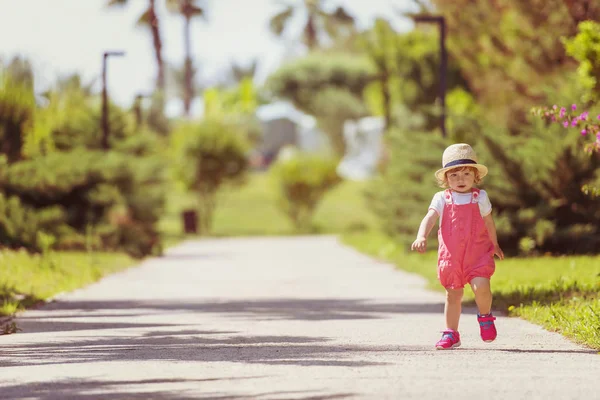 夏天的早晨 戴着帽子的可爱的小女孩在公园里跑来跑去 高兴地打发时间 — 图库照片