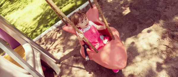 Alegre Sorrindo Bonito Menina Divertindo Enquanto Balançando Playground Parque — Fotografia de Stock