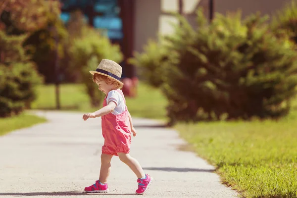 Linda Niña Con Sombrero Alegremente Pasar Tiempo Mientras Ejecuta Parque —  Fotos de Stock