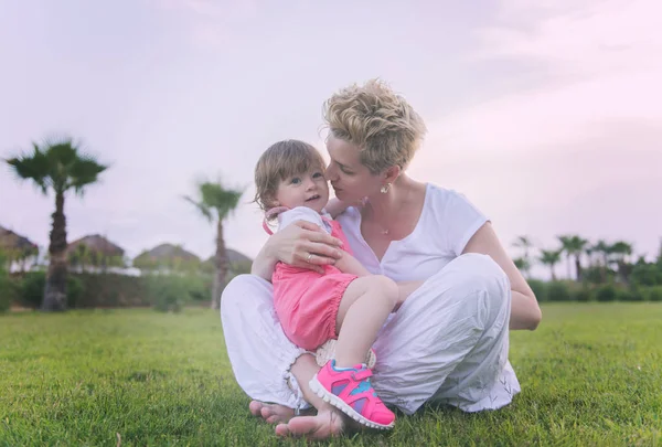 Ung Mamma Och Söta Lilla Dotter Åtnjuter Fri Tid Spelar — Stockfoto