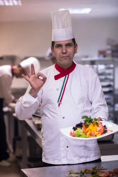 Jeune Chef Présentant Une Assiette Repas Savoureux Dans Cuisine Commerciale — Photo