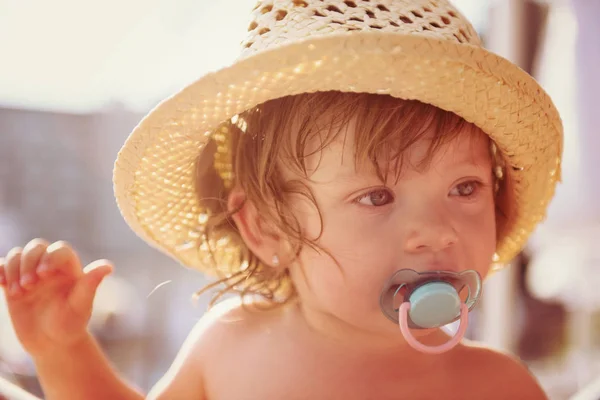 Müdes Kleines Mädchen Mit Hut Auf Sonnenliege Pool — Stockfoto