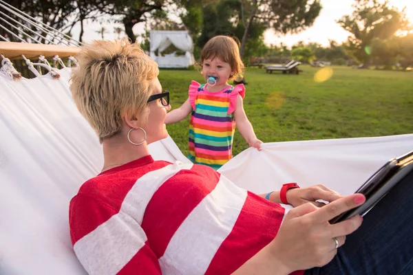 Madre Felice Sua Figlia Piccola Che Godono Tempo Libero Usando — Foto Stock