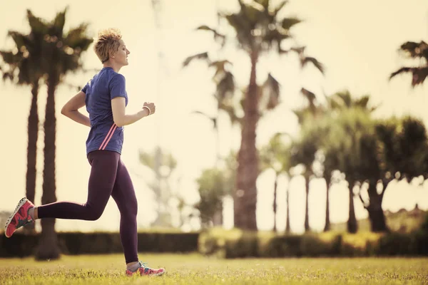 Jeune Coureuse Sportive Entraînant Pour Marathon Cours Exécution Dans Magnifique — Photo