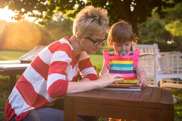 Happy Mother Her Little Daughter Enjoying Free Time Using Tablet — Stock Photo, Image