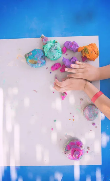 Kinderhände Spielen Mit Buntem Ton Auf Spielplatz Freien — Stockfoto