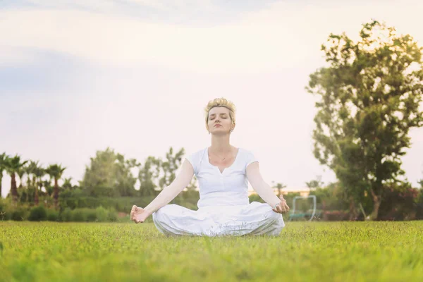 Healthy Woman Relaxing While Meditating Doing Yoga Exercise Beautiful Nature — Stock Photo, Image