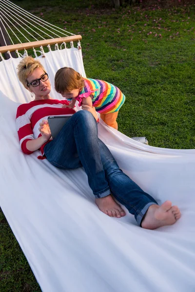 Madre Felice Sua Figlia Piccola Che Godono Tempo Libero Usando — Foto Stock