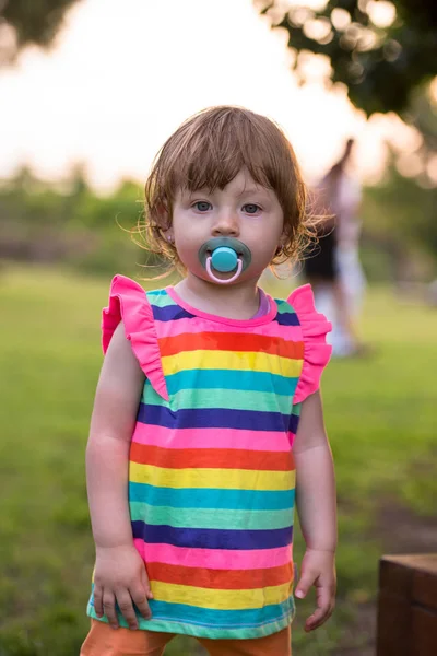 Giocoso Carino Bambina Allegramente Trascorrere Del Tempo Durante Corsa Nel — Foto Stock