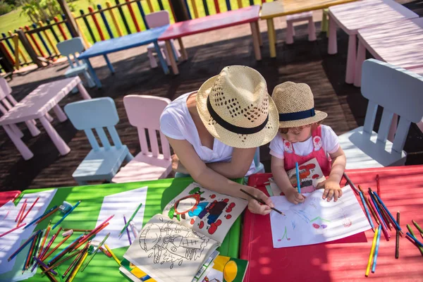 Giovane Madre Sua Piccola Figlia Trascorrono Allegramente Del Tempo Insieme — Foto Stock