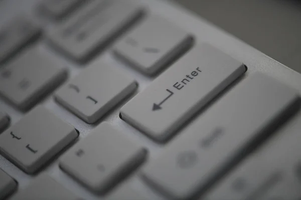 Schlanke Weiße Minimalistische Tastatur Aus Nächster Nähe Dunkler Nacht Beleuchtet — Stockfoto