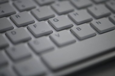 ince beyaz minimalist klavye yakın çekim karanlık gecede ekran ışığı yaktı