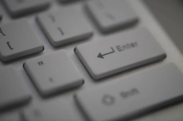 Schlanke Weiße Minimalistische Tastatur Aus Nächster Nähe Dunkler Nacht Beleuchtet — Stockfoto