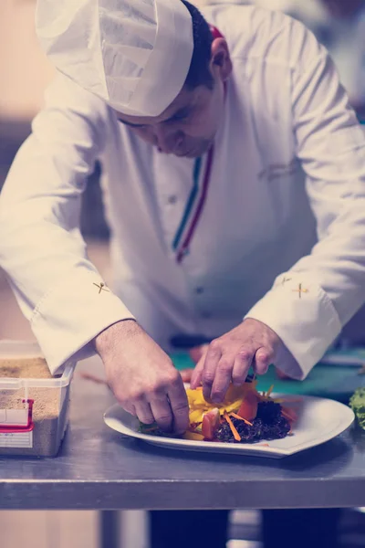 Chef Servindo Salada Legumes Prato Cozinha Restaurante — Fotografia de Stock