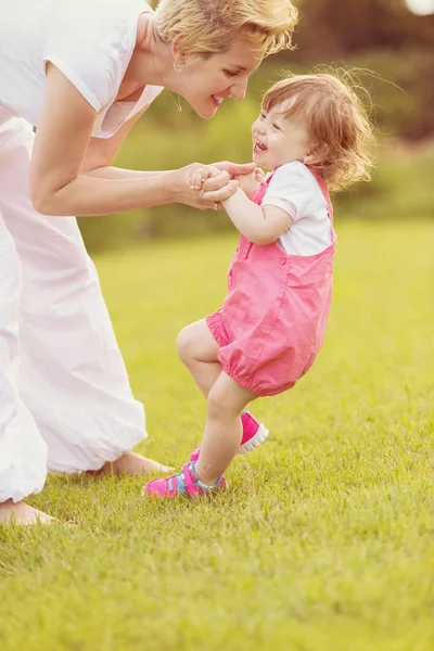 Young Mother Cute Little Daughter Enjoying Free Time Playing Backyard — Stock Photo, Image