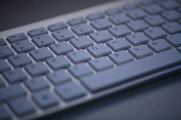Schlanke Weiße Minimalistische Tastatur Aus Nächster Nähe Dunkler Nacht Beleuchtet — Stockfoto