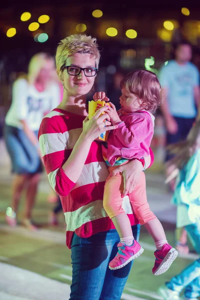 Giovane Madre Che Tiene Mano Sua Piccola Figlia Carina Mentre — Foto Stock