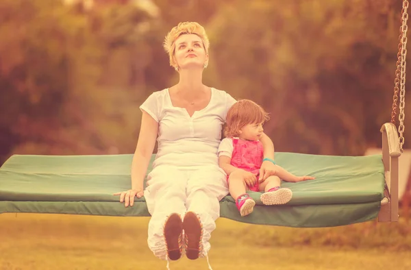 Una Hermosa Madre Joven Pequeña Hija Feliz Disfrutando Del Tiempo — Foto de Stock