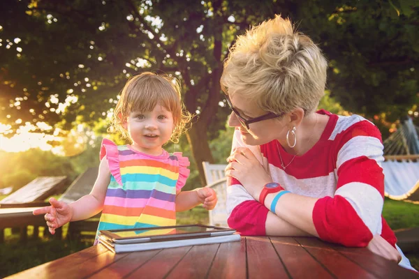 Felice Madre Sua Piccola Figlia Godendo Tempo Libero Utilizzando Computer — Foto Stock