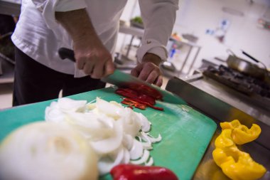 Şef kesme taze ve lezzetli sebze yemek pişirmek ya da salata için eller