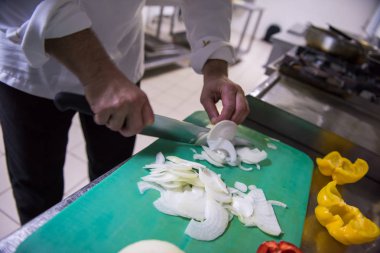 Şef kesme taze ve lezzetli sebze yemek pişirmek ya da salata için eller