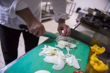 Şef kesme taze ve lezzetli sebze yemek pişirmek ya da salata için eller
