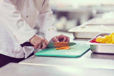 Şef kesme taze ve lezzetli sebze yemek pişirmek ya da salata için eller