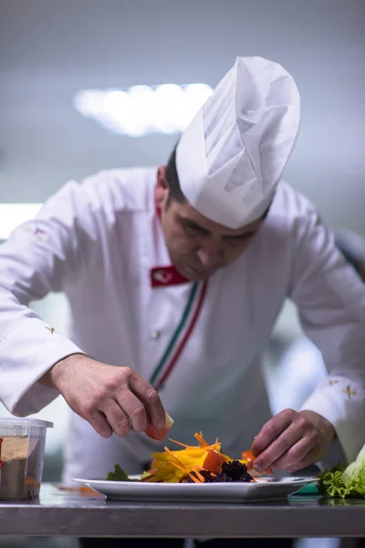 Chef Serving Vegetable Salad Plate Restaurant Kitchen — Stock Photo, Image