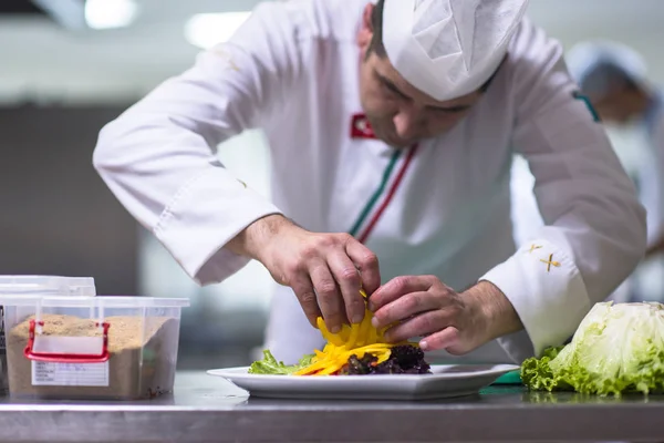 Koch Serviert Gemüsesalat Auf Teller Restaurantküche — Stockfoto