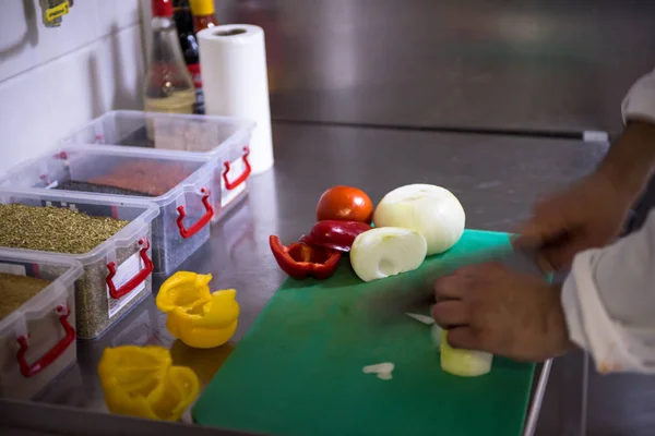 Chef Mãos Cortando Legumes Frescos Deliciosos Para Cozinhar Salada — Fotografia de Stock