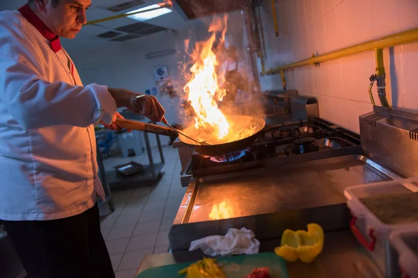 Chef Cozinhar Fazer Flambe Alimentos Cozinha Restaurante — Fotografia de Stock