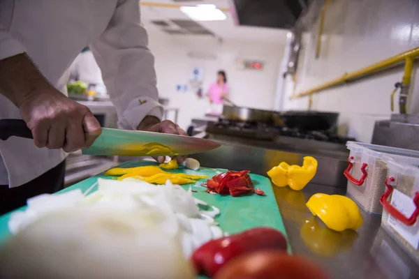 Chef Manos Corte Verduras Frescas Deliciosas Para Cocinar Ensalada —  Fotos de Stock