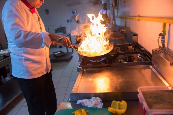 Chef Matlagning Och Gör Flambe Mat Restaurang Kök — Stockfoto