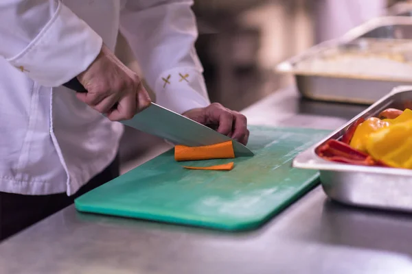 Chef Mains Coupant Légumes Frais Délicieux Pour Cuisine Salade — Photo