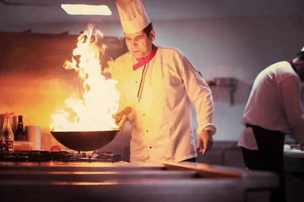 Szef Kuchni Gotowania Robi Flambe Jedzenie Kuchni Restauracji — Zdjęcie stockowe