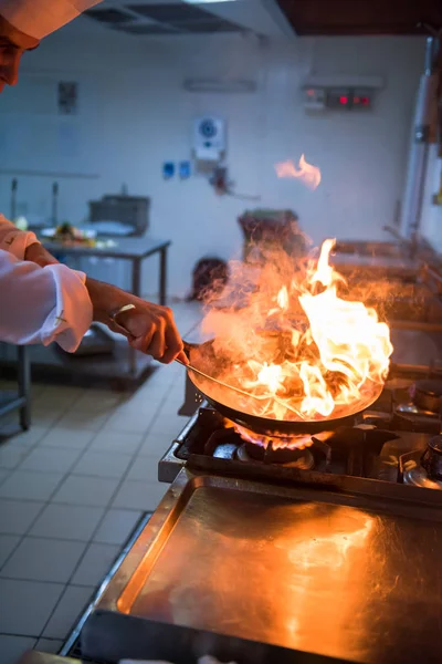 Szef Kuchni Gotowania Robi Flambe Jedzenie Kuchni Restauracji — Zdjęcie stockowe