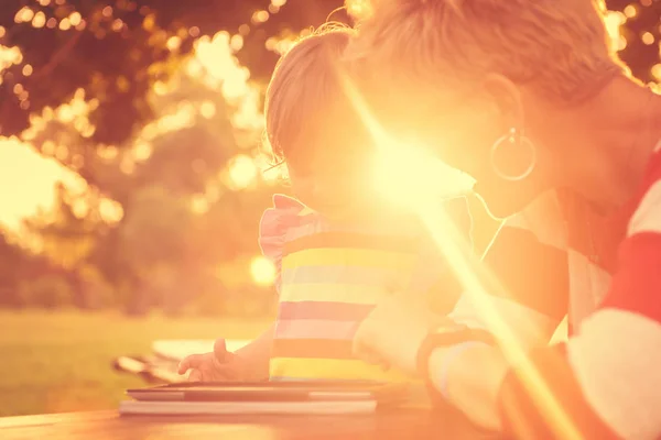 Mãe Feliz Sua Filhinha Desfrutando Tempo Livre Usando Computador Tablet — Fotografia de Stock