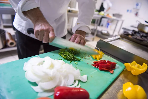 Chef Manos Corte Verduras Frescas Deliciosas Para Cocinar Ensalada —  Fotos de Stock