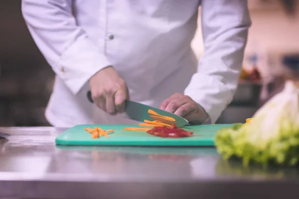 Chef Manos Corte Verduras Frescas Deliciosas Para Cocinar Ensalada —  Fotos de Stock