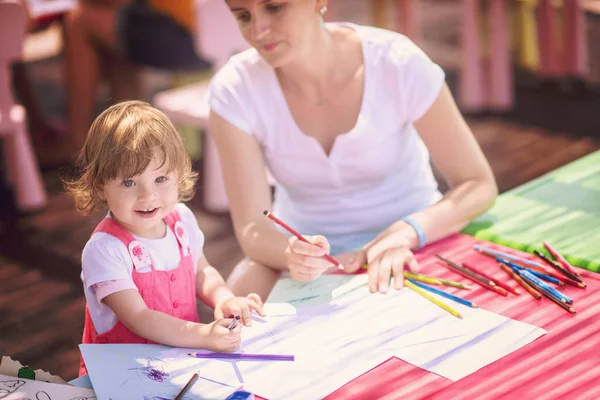 Giovane Madre Sua Piccola Figlia Trascorrono Allegramente Del Tempo Insieme — Foto Stock