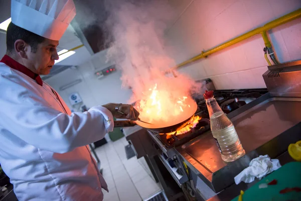Chef Matlagning Och Gör Flambe Mat Restaurang Kök — Stockfoto